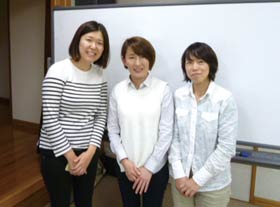 左から細川智絵子さん、代表の且田久美さん、古御堂由香さん