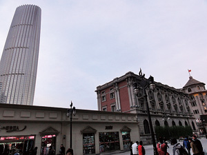 旧フランス租界の建物（右）と、天津で最も高い新しい建造物