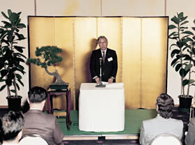 初年度（1975）の贈呈式で挨拶する豊田英二理事長