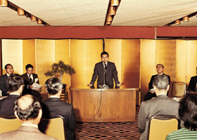 1976年度助成対象者への助成金贈呈式にて挨拶する林雄二郎専務理事