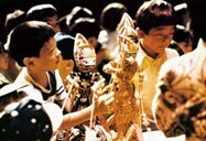 5周年記念事業の国際ワークショップ「アジアの子供劇場」（1979年）より。ワヤン・ゴレ人形を動かしてみる子どもたち