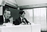 1981年の第10回研究報告会に参加した人間環境問題研究会の加藤一郎・東京大学教授（左）と不知火海総合学術調査団の色川大吉・東京経済大学教授（右）。のちに加藤氏は研究助成の選考委員長を、色川氏は選考委員を務める。