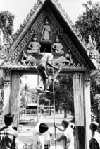 タイ北部のプロジェクト《ピッサノローク、スコータイ、ピチットの貝葉文献の調査と研究》［83-I-017］で、門の小屋裏から貝葉を取り出すところ
