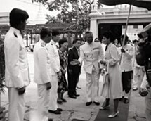 タイ北部・寺院壁画展示会にみえたマハー・チャクリ・シリントーン王女。その左がスパットラディット・ディスクン学長、2人おいてソン・シマトラン氏。タイ、バンコク、シンラパコン大学にて1983年4月