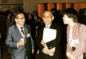 1984年度贈呈式にて。左から林雄二郎専務理事、天城勲理事、岩本一恵プログラム・オフィサー