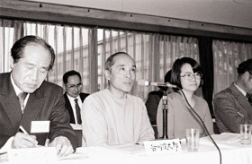 第3回研究コンクール説明会（1984年）。左から末石冨太郎、谷川俊太郎、原ひろ子の各選考委員