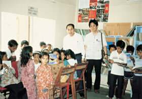 1984年、10周年記念特別助成《マレーシア図書館パイロット・プロジェクト》で読書促進活動を行なっているトレンガヌ州の図書館を山口事務局長と牧田プログラム・オフィサーが訪問