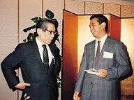 1987（昭和62）年度贈呈式にて、浅田孝専務理事（左）と助成対象者の西川潤氏