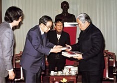 1993年、ドー・ムオイヴェトナム共産党書記長と飯島理事長の会見