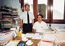 研究助成の実績を評価するにあたって、評価プロジェクトチーム（1992-93年度）代表の山田圭一教授は東南アジアの研究者に対する現地ヒアリングも実施した。写真は山田教授（左）とタイのスリチャイ・ワンケーオ教授、1993年