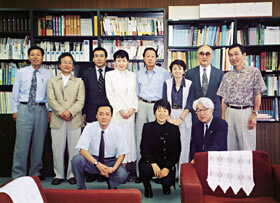 第7回市民研究コンクール最終報告会（1997年）にて、選考委員と財団スタッフ