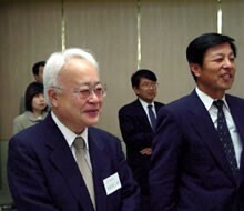 2001年度贈呈式にて木村尚三郎理事長（左）と黒川千万喜常務理事（右）