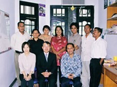 RSTPの助成対象者イグナス・クレデン氏（前列右）と東部インドネシア研究所のスタッフを蟹江常務理事と川崎アシスタント・プログラム・オフィサーが訪問（2002年9月）