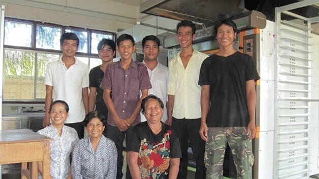 Bosco+Bakery+Schoolのスタッフ。左下が助成プロジェクトメンバーのピロンさん。カンボジア・シェムリアップ州。2009年度アジア隣人プログラム「製パン法伝授によるカンボジア青年の自立・育成プロジェクト」