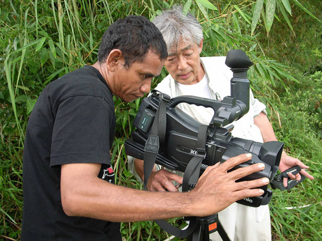 「インドネシア自主映画ネットワーク」のダフィットさん（左）と、民族文化映像研究所の澤幡正範さん。2007年度研究助成プログラム「中スラウェシ・山の民の生活世界─映像記録の共同制作を軸とした山村文化の再評価と学びあい」