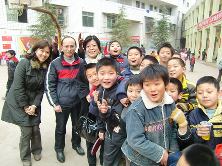 中華人民共和国 四川省資陽市にて。2009年度研究助成プログラム「中国の地方コミュニティでの残留児たちの健康的かつ活発な生活をめざして」左から3人目の女性が周さん（2011年11月）