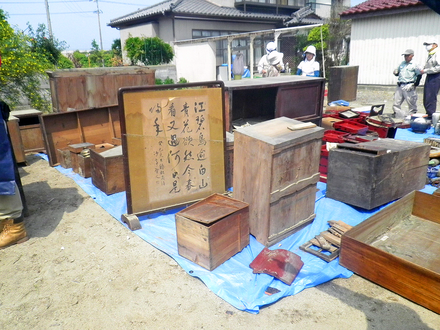 津波の被害にあった旧家の母屋や倉庫から搬出された資料。東日本大震災発生後、宮城資料ネットは被災地での歴史資料レスキュー活動を実施（2011年）