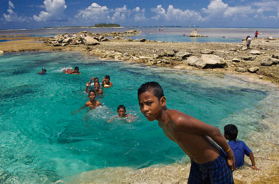 クワジェリン環礁で遊ぶマーシャルの子どもたち。2010年度 研究助成プログラム「トランスオセアニア─日本列島とミクロネシア間の戦争・帝国・グローバル化に関する太平洋アプローチ」