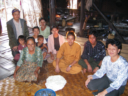 ナンパン村の人たちと。ミャンマー連邦共和国ナンパン村にて。2010年度アジア隣人プログラム「ミャンマーインレー湖水産資源開発　―魚養殖の導入と専業漁師の生活安定化促進」