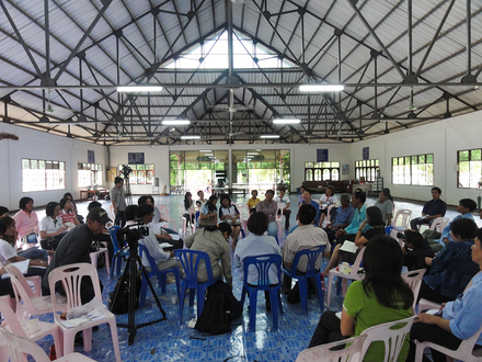2012年3月2日、マプチャルート寺院でのリスクコミュニケーション。2009年度 アジア隣人プログラム「タイ東部工業地域マプタプットでの工業団地と共存できる地域づくりのあり方の検討とリスクコミュニケーションの実践」（2012年3月）