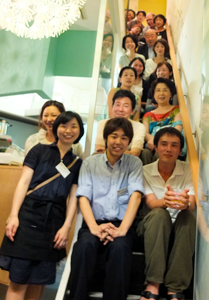 東京都目黒区洗足にあるコミュニティカフェ「洗足カフェ」にて、広報誌特別企画「JOINT Café」を開催（2012年７月）