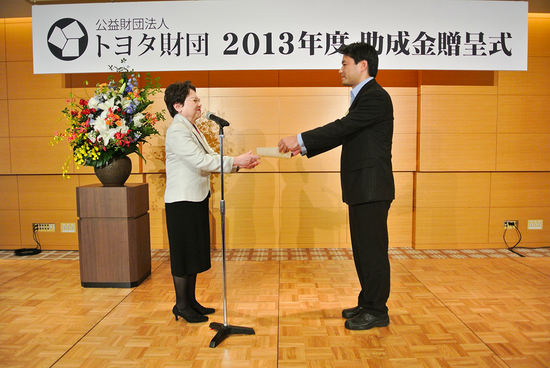 2013年度研究助成プログラム、国際助成プログラム助成金贈呈式にて、遠山敦子理事長による助成金贈呈書授与（2013年10月）