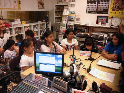 スペイン語ラジオ番組に出演中の外国にルーツを持つ子どもたち。2013年度 国際助成プログラム「外国人児童生徒の言語形成を保障するバイリンガル教育環境推進のための政策提言」