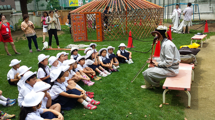 多文化を知る授業の一環として校庭にゲルを建て馬頭琴を聴く。大阪市立南小学校にて