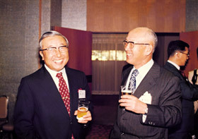 1977年贈呈式懇親会にて豊田英二理事長（左）と加藤誠之理事。
