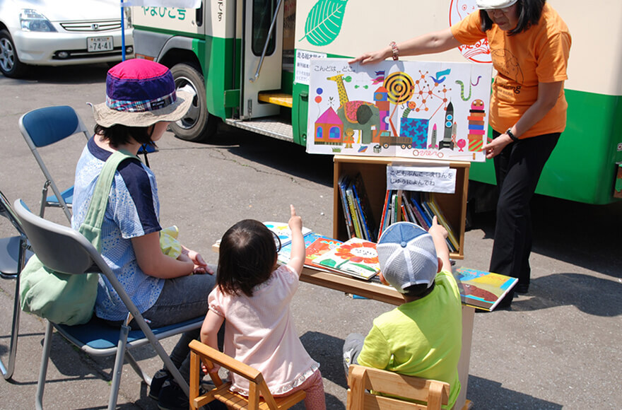 図書イベントでの大型絵本の読み聞かせ