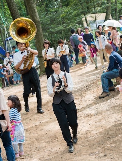 「休日裏山フェスティバルチャイムの鳴る森」の一コマ