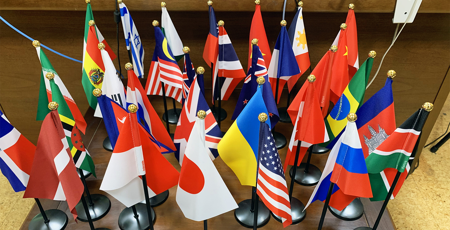 兵庫県立芦屋国際中等教育学校の校長室にある生徒の出身国の国旗