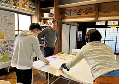 おやまちリビングラボの事例分析をしている様子