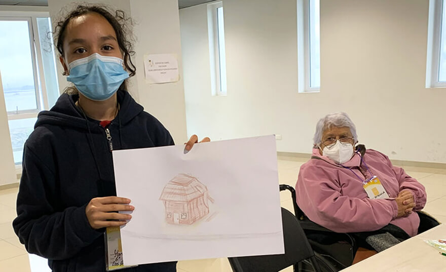 タルカワノ市で実施した世代間をつなぐワークショップで高齢者の話しを絵に描いた小学生（2022年4月）