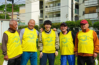 おたがいさんサポーターの皆さん。サポーターのロゴと、活動をする際のビブスの作成も行った。