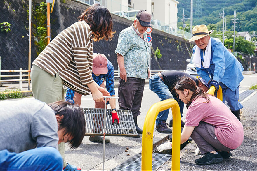 清滝団地の清掃活動での様子。若者を「俺達もまだまだ現役!」と、力強くサポートしてくださる。