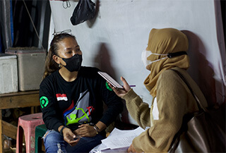 Picture 6: Interview with Ms Nur, street vendor selling rice cake in Air Mancur, Bogor   Photo credit: Project representative