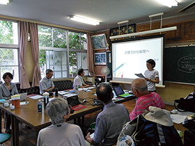 報告会昼の部で報告する猿山氏