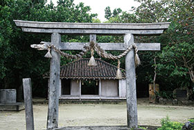 鳥居と拝殿、美崎御嶽