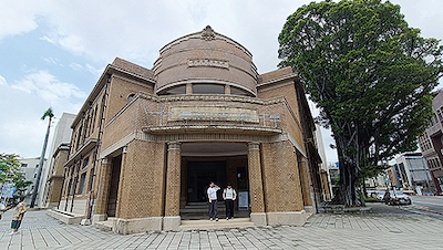 台南市美術館1号館:日本統治時代の警察署をリノベーション。レトロな雰囲気のある美術館として人気を集めている。