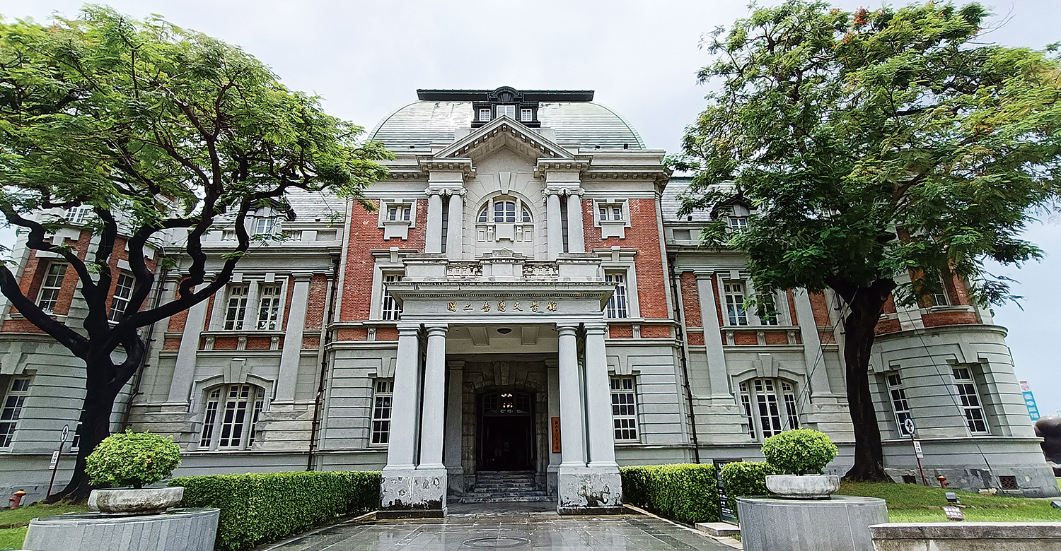 国立台湾文学館:日本統治時代の1916年に台南州庁として建設され、戦後は台南市庁舎などとして使われたのち、現在は文学博物館として市民に親しまれている。台湾を代表する近現代建築物の活用事例のひとつ。