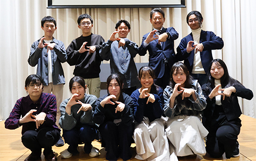 蒲郡プログラミングコンテスト表彰式の記念写真。ポーズは蒲郡の「G」です