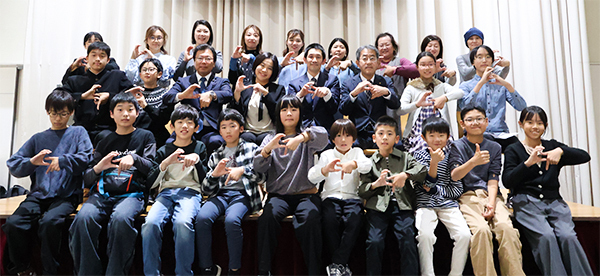 蒲郡プログラミングコンテスト表彰式の記念写真。ポーズは蒲郡の「G」です