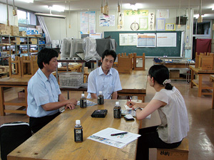 エコカーづくりの魅力を語る宮入さんと箕田さん