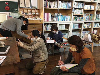 在野保存先の「魚部カフェ・バイオフィリア」(北九州市)で実施した「家具計測ワークショップ」