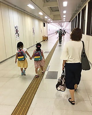 未就学児の双子を連れて調査対象者に面会するため、郡山駅に降り立つ。