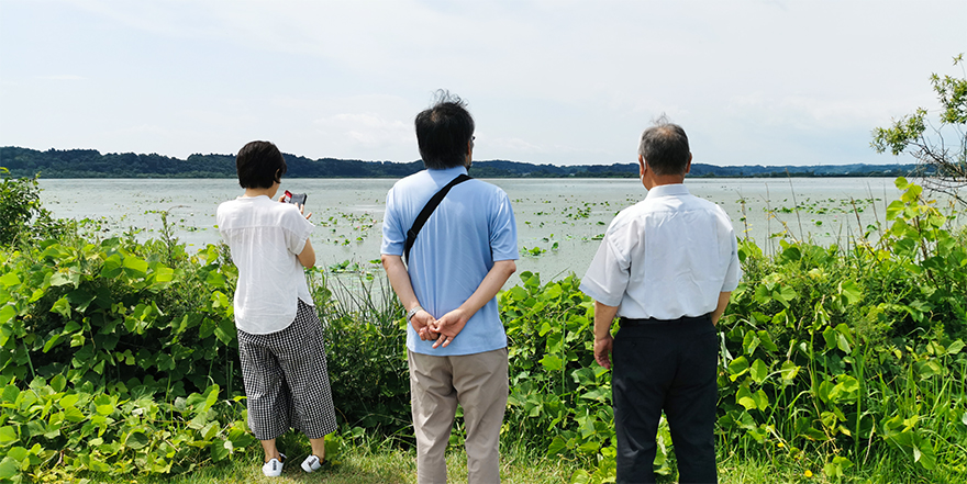 伊豆沼を見学（左から加賀、菊地さん、小林さん）
