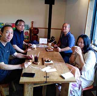 カガモクカフェにて（左から辻さん、菊地さん、小林さん、新出）