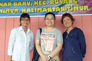 右が現地を案内してくれた日本インドネシアネットワーク（JANNI）の藤原江美子さん、左がJANNI現地スタッフのエヴァさん、中央が筆者