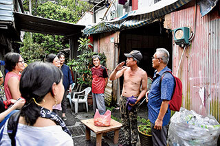 ジャカルタに住んでいたことがあるというおじさん(右から二人目)に話を聞いた
